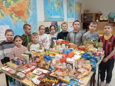 uczniowie, którzy przynieśli produkty na akcję SK Caritas