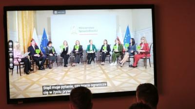 Uczniowie oglądają tranmisję wideo