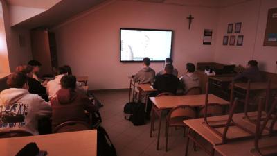 Uczniowie oglądają tranmisję wideo