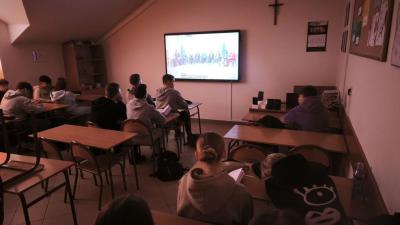 Uczniowie oglądają tranmisję wideo