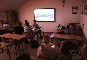 Uczniowie oglądają tranmisję wideo