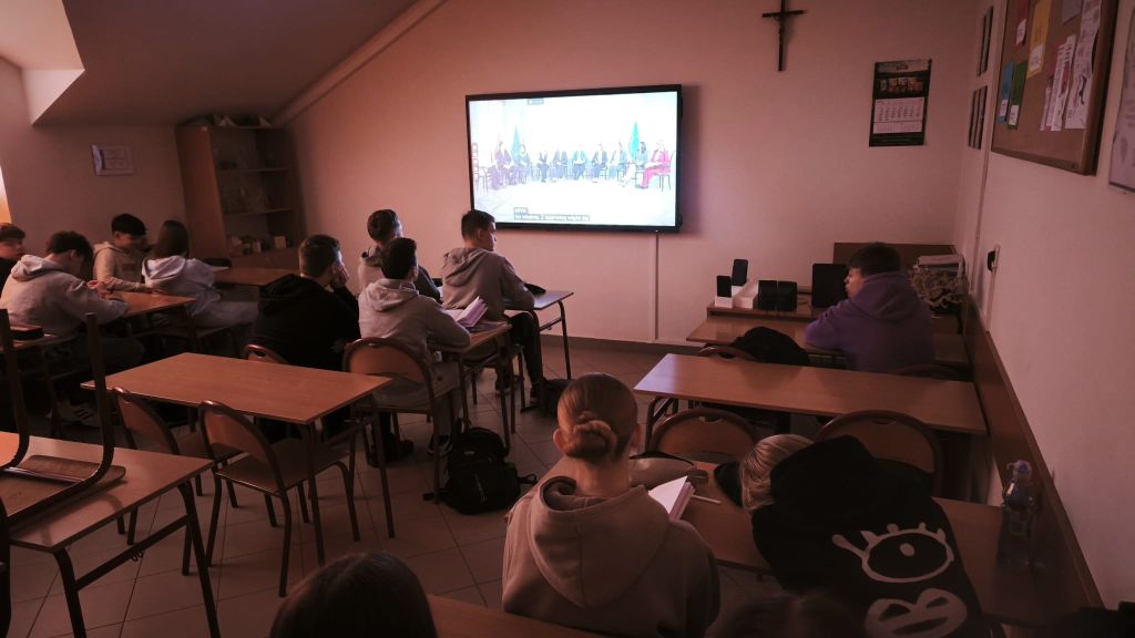 Uczniowie oglądają tranmisję wideo
