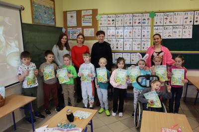 Filanliści i laureacji konkursu wraz z komisją konkursową