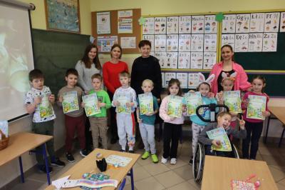 Filanliści i laureacji konkursu wraz z komisją konkursową