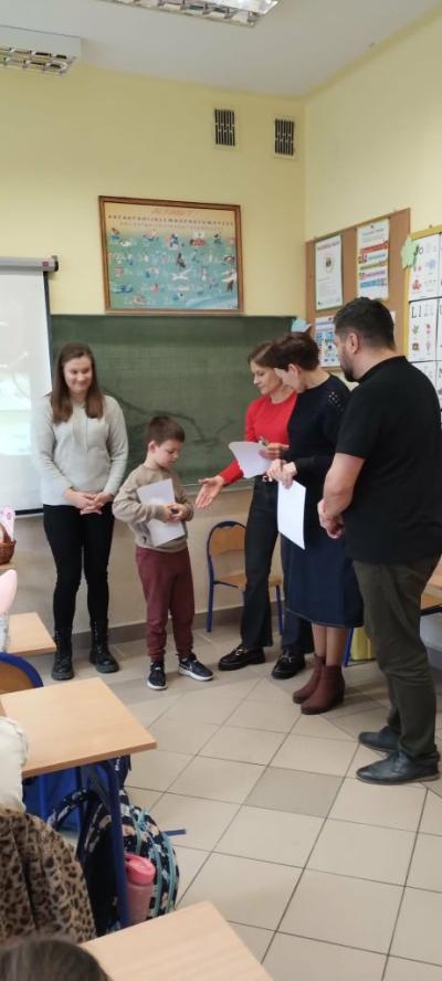 Jury wręcza dyplom za udział w konkursie