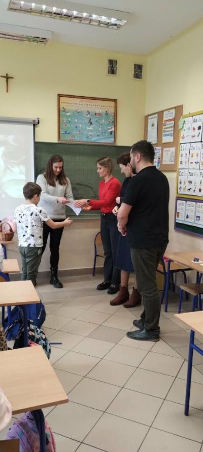 Jury wręcza dyplom za udział w konkursie