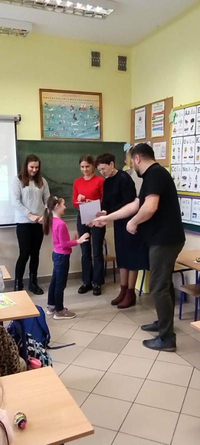 Jury wręcza dyplom za udział w konkursie