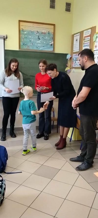Jury wręcza dyplom za udział w konkursie