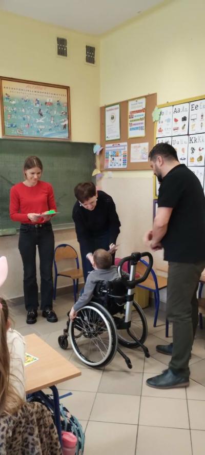 Jury wręcza dyplom za udział w konkursie