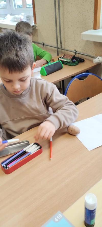 Uczennice tworzą swoje pisanki.
