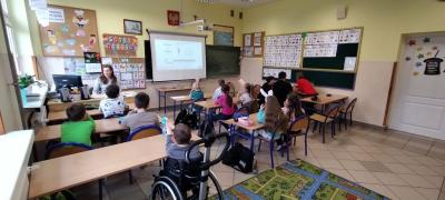 Uczniowie rozwiązują test z wiedzy o Wielkanocy. Jury ocenia prace.