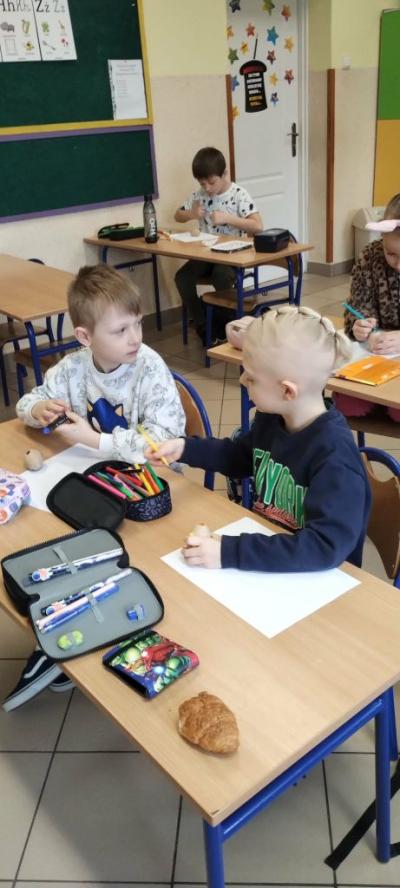 Ucznowie tworzą swoje pisanki.