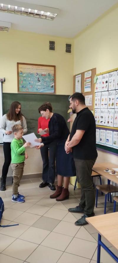 Wręczanie dyplomu za udział w konkursie