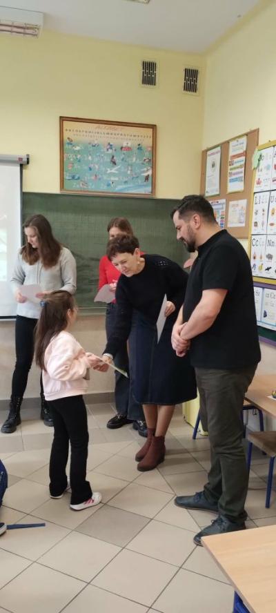 Wręczanie dyplomu za udział w konkursie