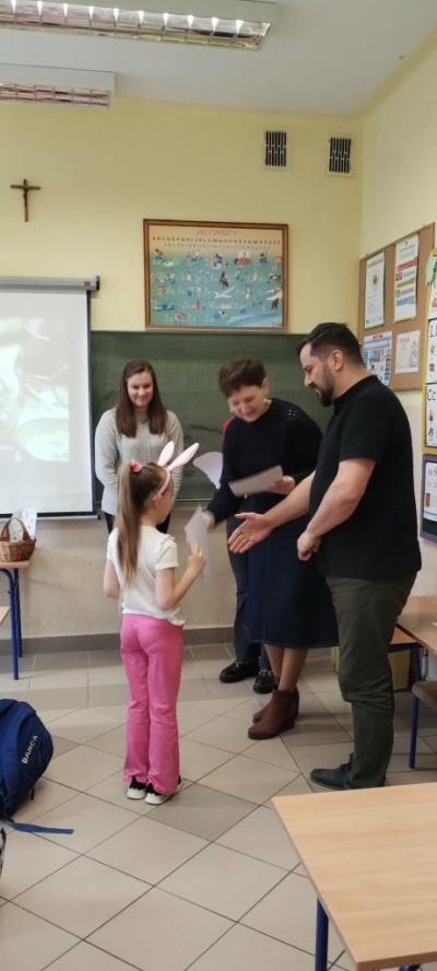 Wręczanie dyplomu za udział w konkursie
