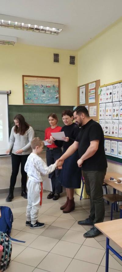 Wręczanie dyplomu za udział w konkursie
