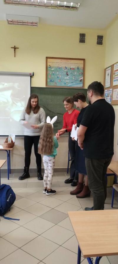 Wręczanie dyplomu za udział w konkursie