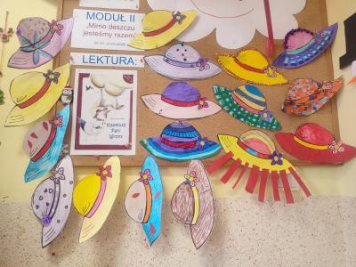 Gazetka ścienna z pracami plastycznymi - wycięte, kolorowe kapelusze