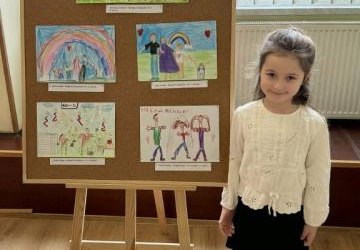 dziewczynka obok nagrodzonych prac