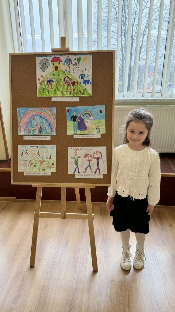 dziewczynka obok nagrodzonych prac