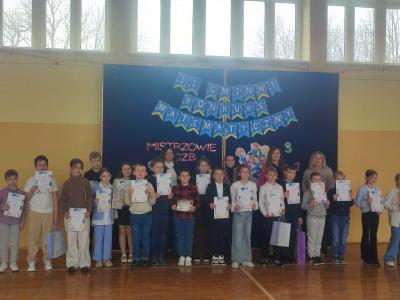 Uczniowie i nauczyciele biorący udział w konkursie pozują do zdjęcia