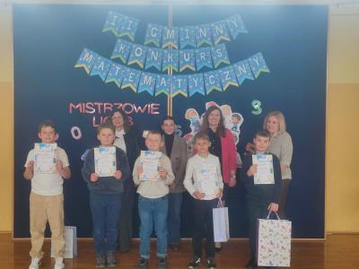 Uczniowie i nauczyciele biorący udział w konkursie pozują do zdjęcia