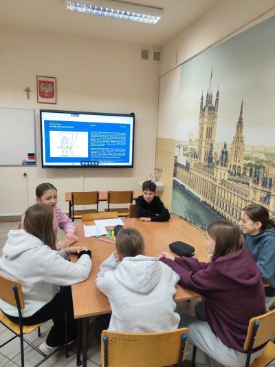 Uczniowie realizujący działąnia projektowe w ramach Ispiruję do nauki