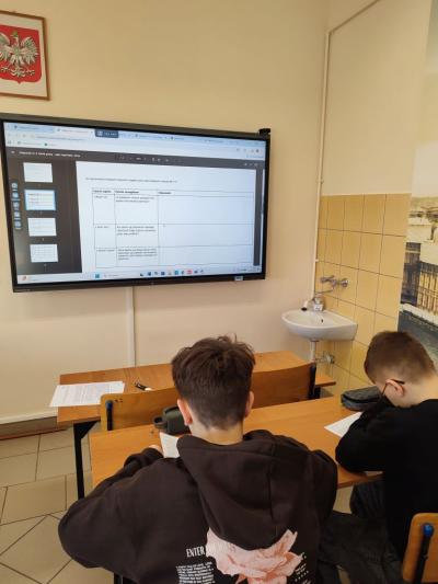 Uczniowie realizujący działąnia projektowe w ramach Ispiruję do nauki