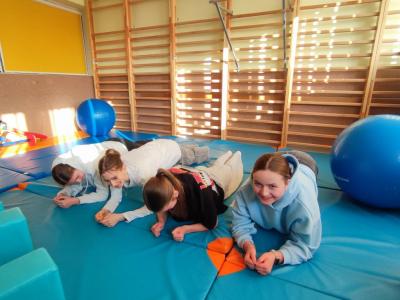 Uczniowie realizujący działąnia projektowe w ramach Ispiruję do nauki