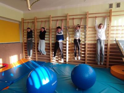 Uczniowie realizujący działąnia projektowe w ramach Ispiruję do nauki