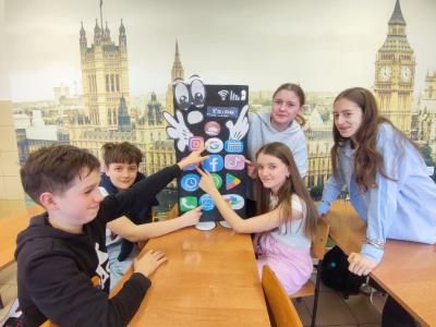 Uczniowie realizujący działąnia projektowe w ramach Ispiruję do nauki