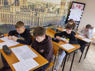 Uczniowie realizujący działąnia projektowe w ramach Ispiruję do nauki