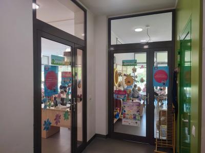 Drzwi grup przedszkolnym z plakatem realizowanego projektu