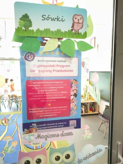 Drzwi grup przedszkolnym z plakatem realizowanego projektu