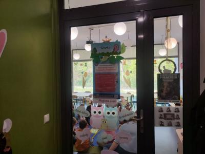 Drzwi grup przedszkolnym z plakatem realizowanego projektu