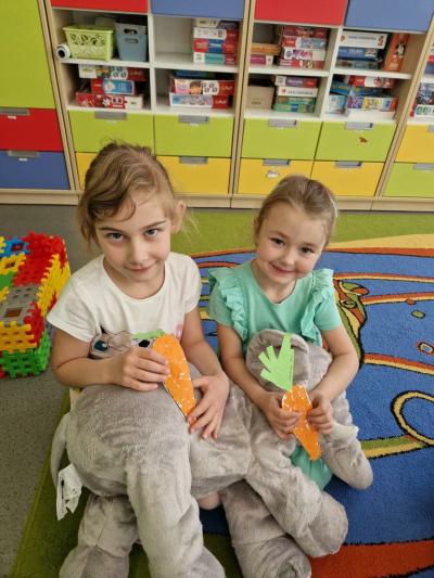 Dwoje dzieci siedzące na dywanie ze słoniem z projektu Dwujęzyczny przedszkolak