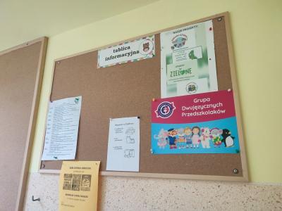 Gazetka ścienna grupy przedszkolnej z plakatem realizowanego projektu