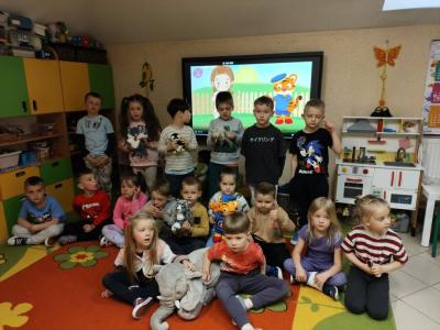Przedszkolaki pozują do zdjęcia w ramach programu Dwujęzyczny przedszkolak