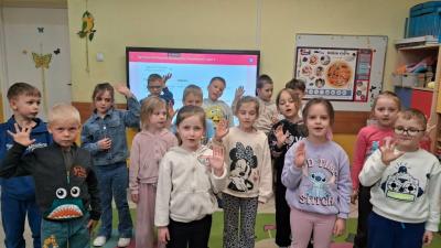 Przedszkolaki pozują do zdjęcia w ramach programu Dwujęzyczny przedszkolak