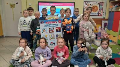 Przedszkolaki pozują do zdjęcia w ramach programu Dwujęzyczny przedszkolak