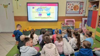 Przedszkolaki pozują do zdjęcia w ramach programu Dwujęzyczny przedszkolak