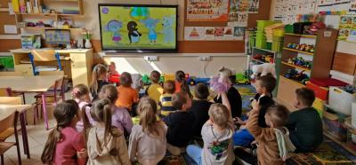 Przedszkolaki w trakcie realizacji zadań z projektu Dwujęzyczny przedszkolak