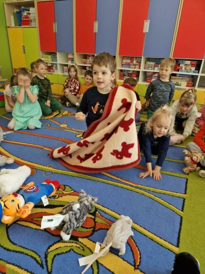 Przedszkolaki w trakcie realizacji zadań z projektu Dwujęzyczny przedszkolak.