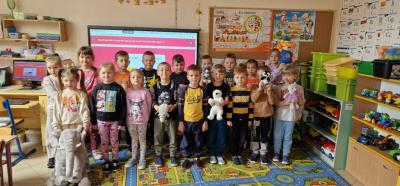 Przedszkolaki w trakcie realizacji zadań z projektu Dwujęzyczny przedszkolak.