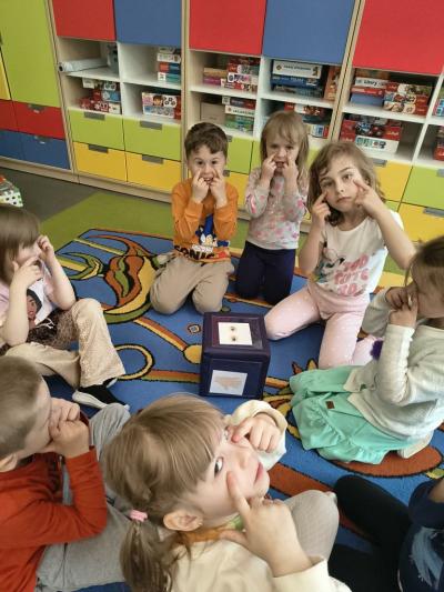 Przedszkolaki w trakcie realizacji zadań z projektu Dwujęzyczny przedszkolak