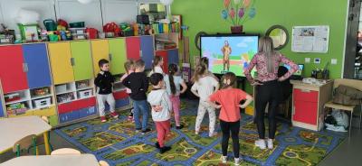 Przedszkolaki w trakcie realizacji zadań z projektu Dwujęzyczny przedszkolak.