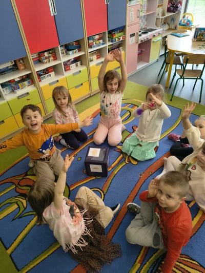 Przedszkolaki w trakcie realizacji zadań z projektu Dwujęzyczny przedszkolak.