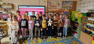 Przedszkolaki w trakcie realizacji zadań z projektu Dwujęzyczny przedszkolak.