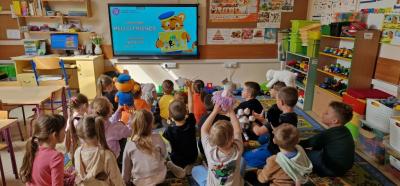 Przedszkolaki w trakcie realizacji zadań z projektu Dwujęzyczny przedszkolak.