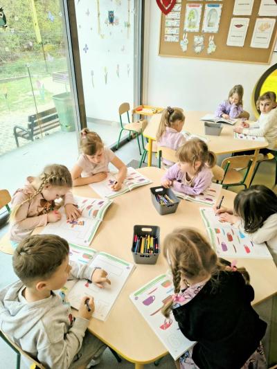 Przedszkolaki w trakcie realizacji zadań z projektu Dwujęzyczny przedszkolak.